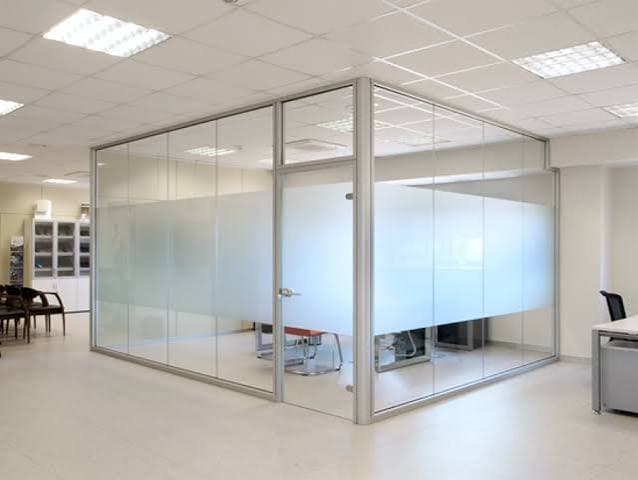 Divisiones de cristal en una oficina