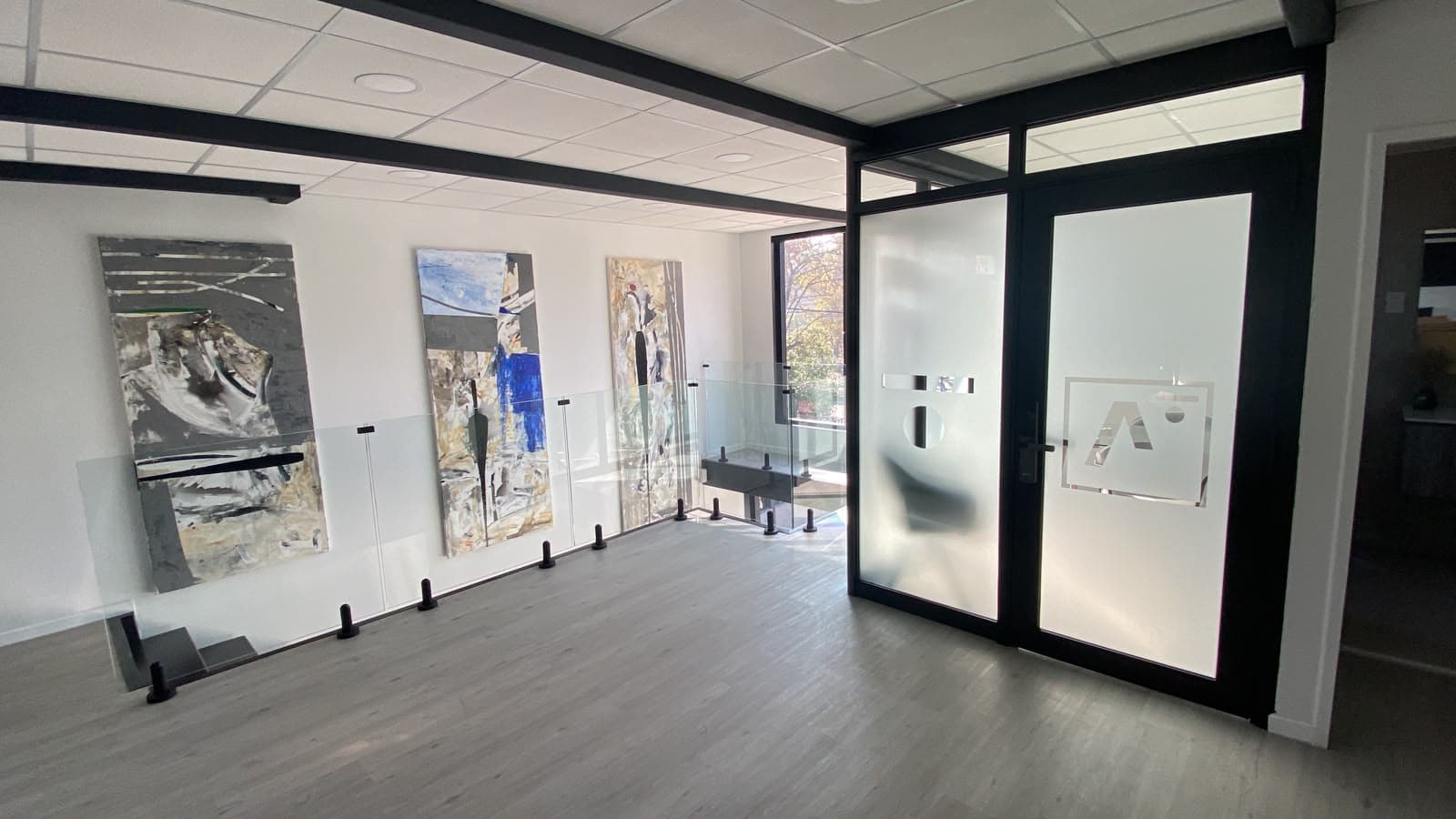 Baranda de cristal y puertas de vidrio instaladas por Baikal en una oficina