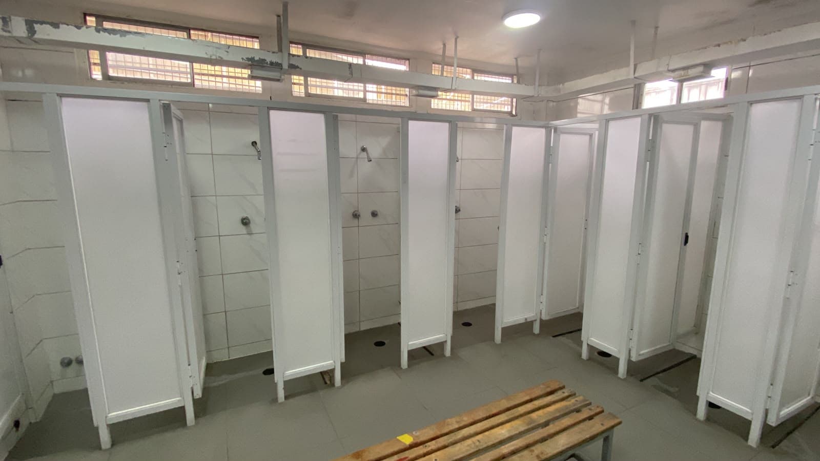 Divisiones de panel instaladas en un espacio comercial