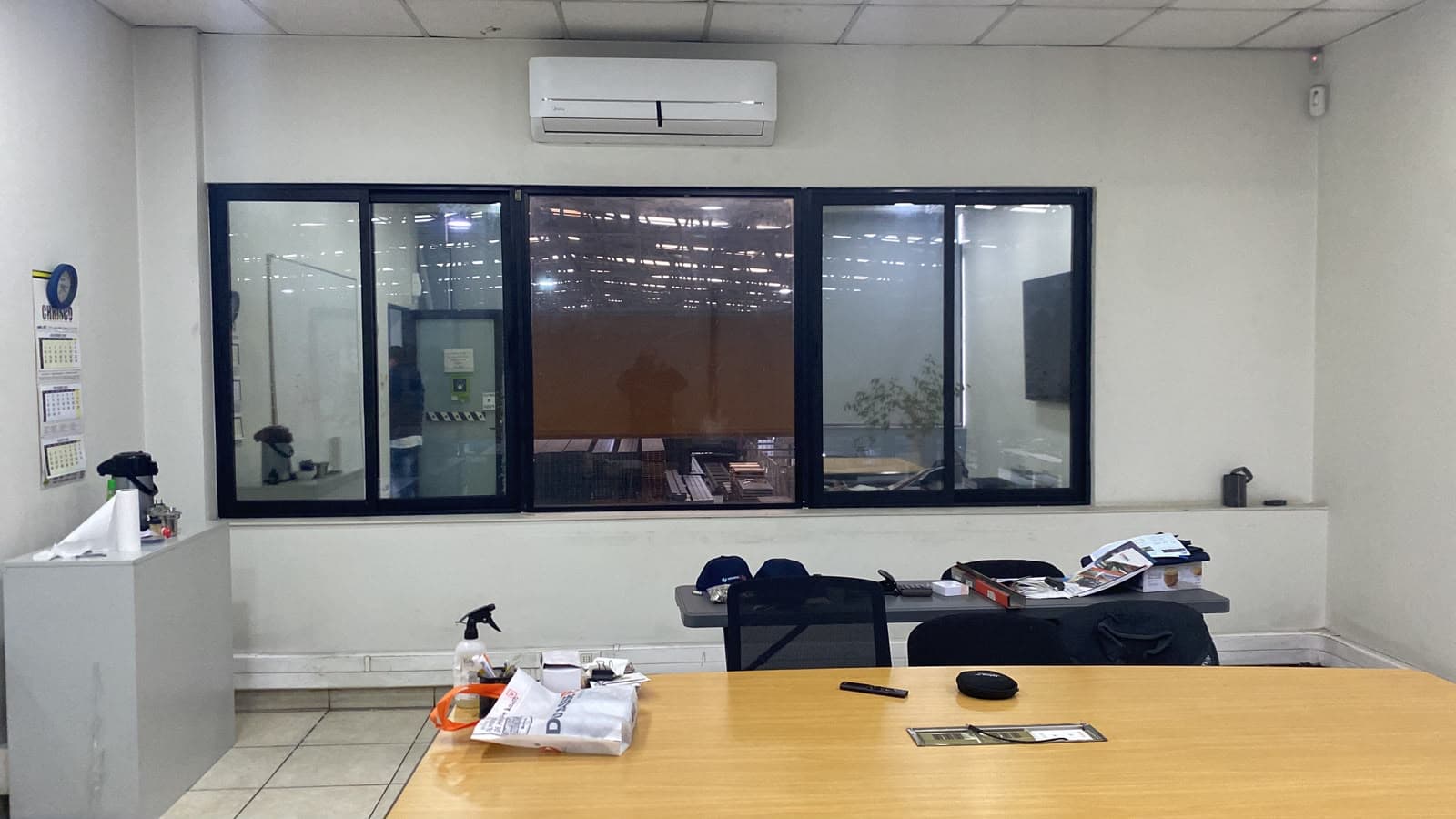 Ventana fija con correderas laterales instalada por Baikal en una oficina
