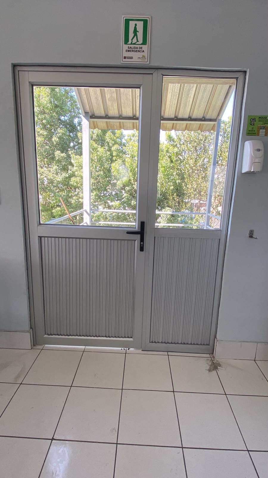 Puerta de aluminio y cristal instalada por Baikal