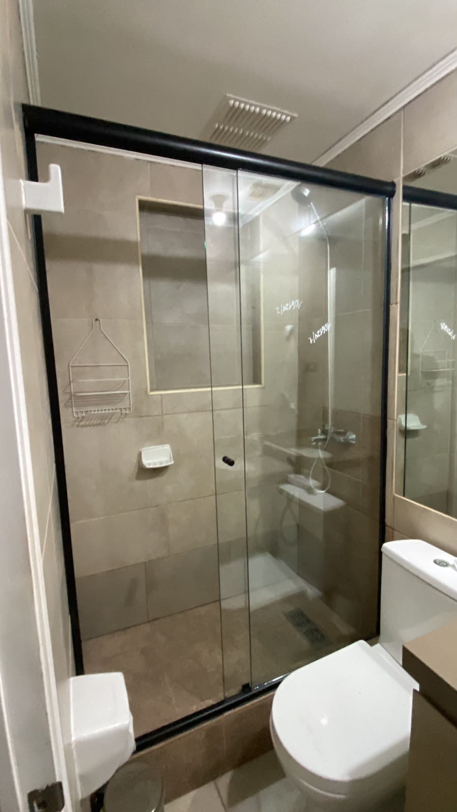 Shower door de cristal instalado por Baikal en un baño