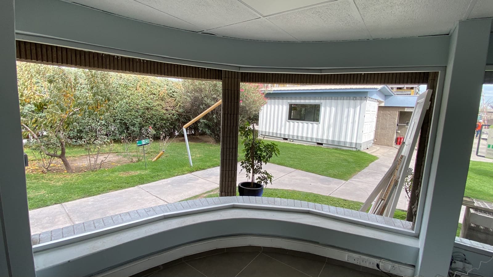 Instalación de ventana en muro curvo