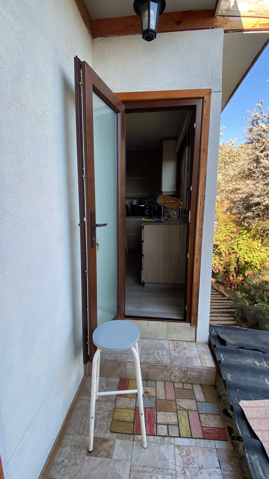 Puerta de acceso con ventana lateral instalada