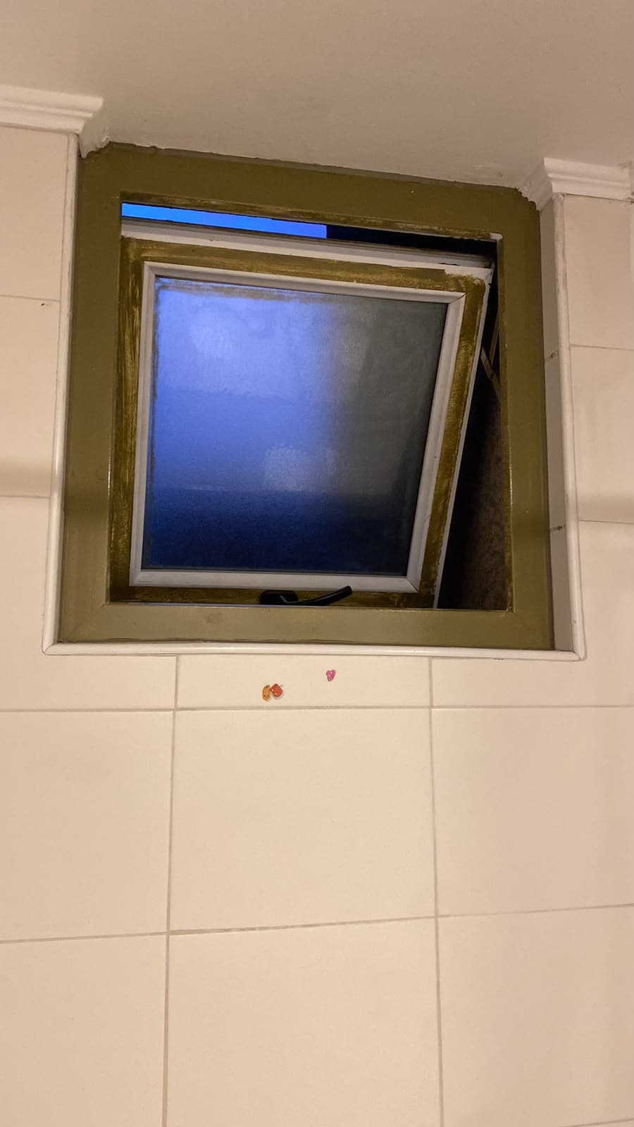 Ventana proyectante instalada en baño