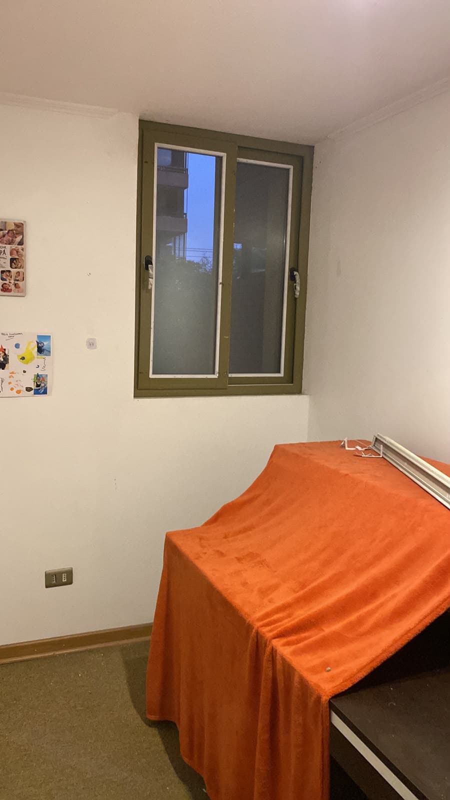 Ventana corredera angosta instalada