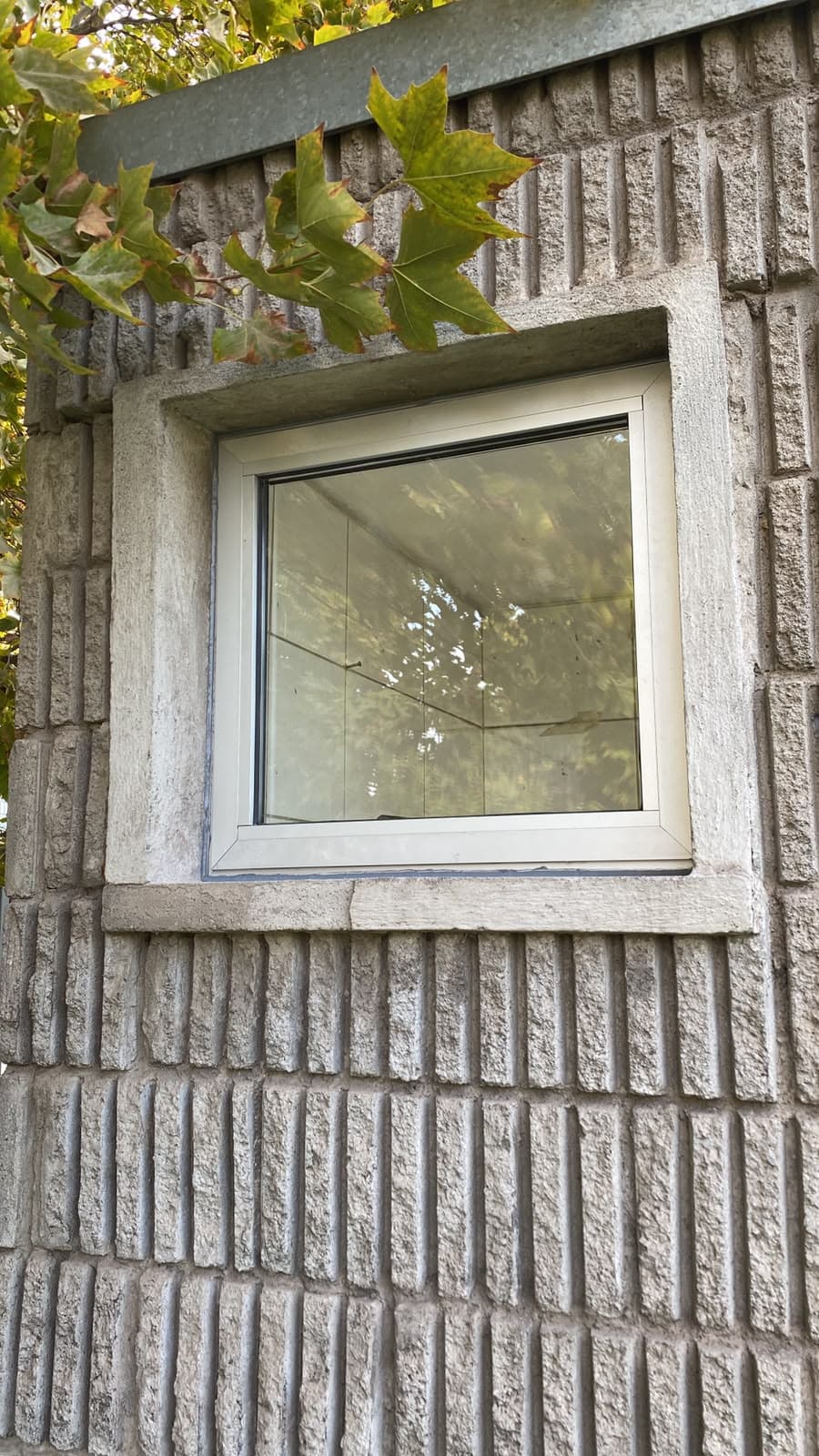 Ventana abatible cuadrada instalada