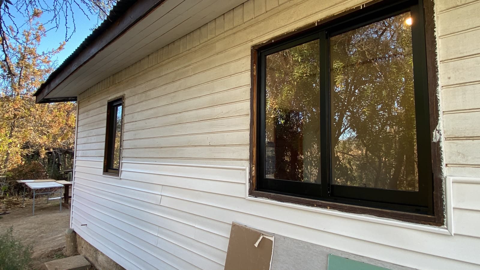 Ventanas nuevas instaladas en fachada de vivienda